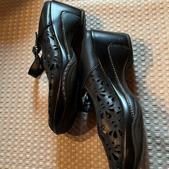 White Mountain Women’s Leather Mule Black with cutouts in very good condition. - Picture 3 of 6